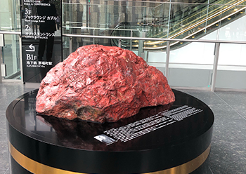 「渋沢栄一翁ゆかりの赤石（佐渡赤石）」の設置および展示